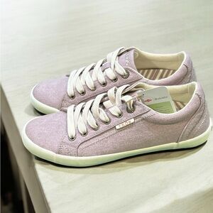 Taos Footwear Star Sneakers Size 7. New